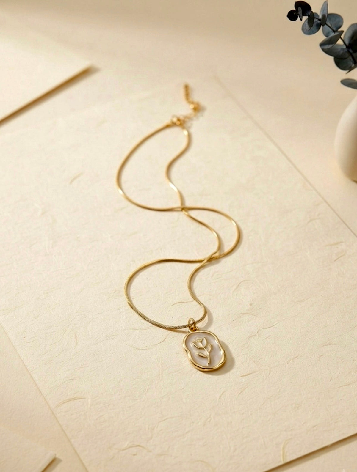Anti-tarnish Oval Mother-of-pearl Rose Pendant