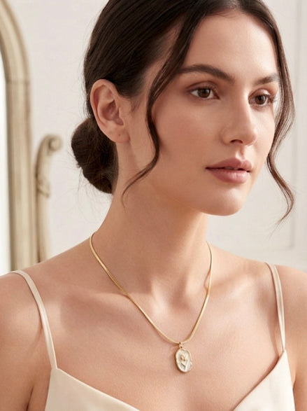 Anti-tarnish Oval Mother-of-pearl Rose Pendant