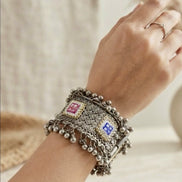 Oxidised Pearl Detailing Openable Kada