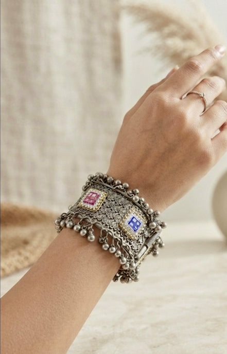 Oxidised Pearl Detailing Openable Kada