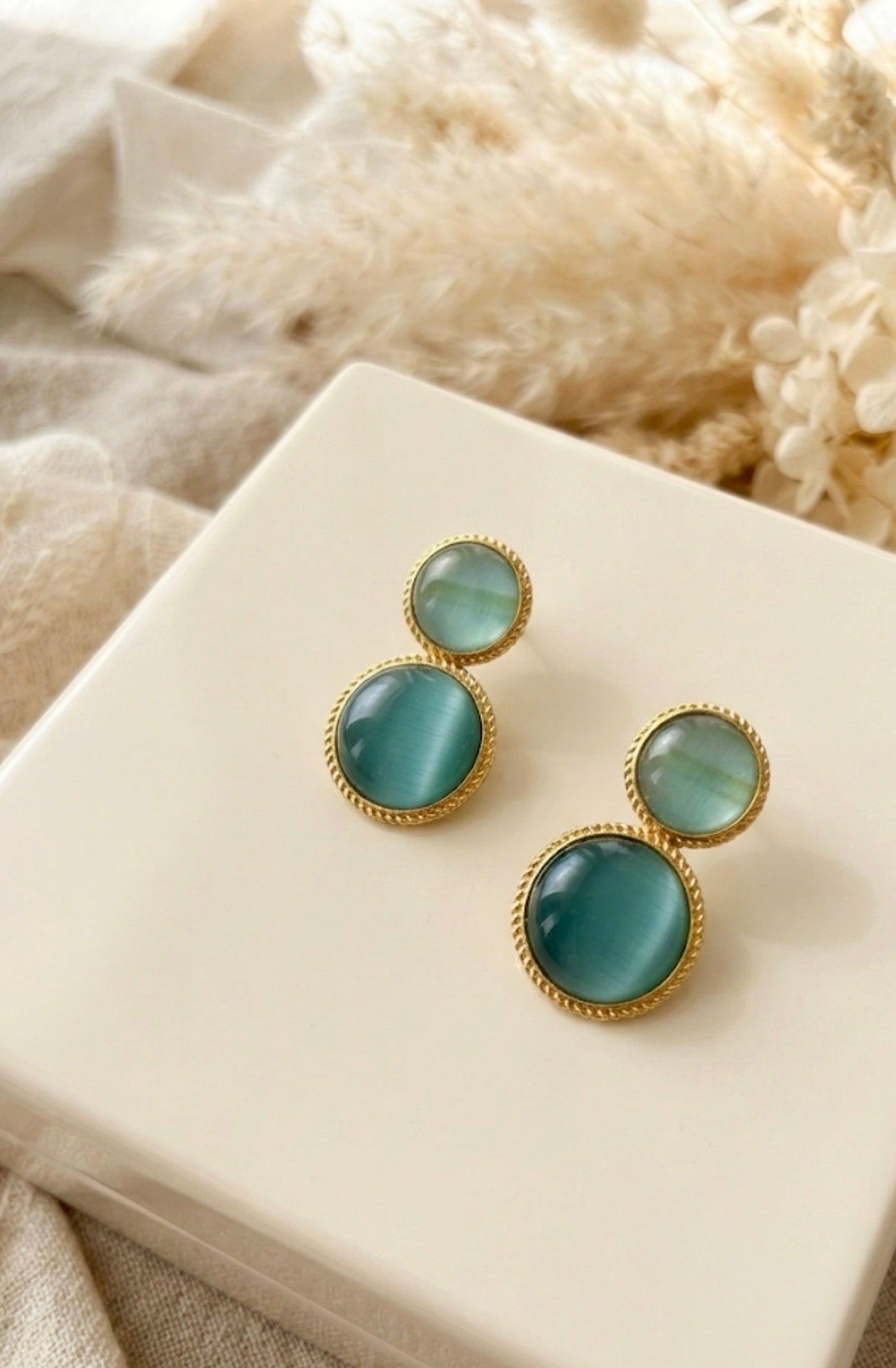 Blue Cat's Eye Dual Stud